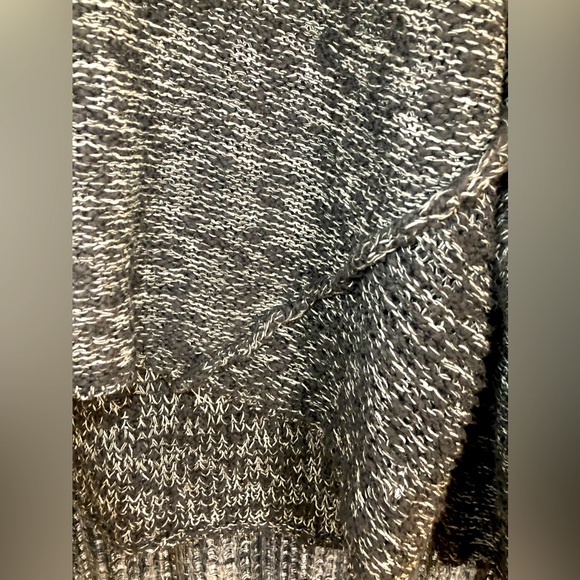 Universal Thread grey and white knitted v neck sweater size medium. - Picture 4 of 9